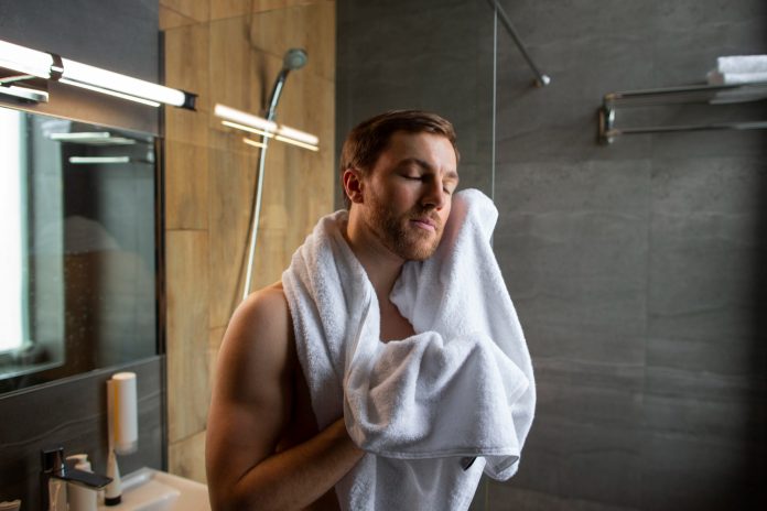 homme-vue-cote-dans-salle-bain