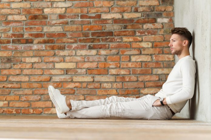 mode-masculine-plancher-bois-jeune-homme-posant (1)